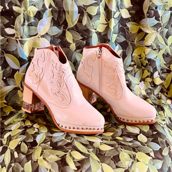 Stylish Cream Ankle Boots - Picture 4 of 4